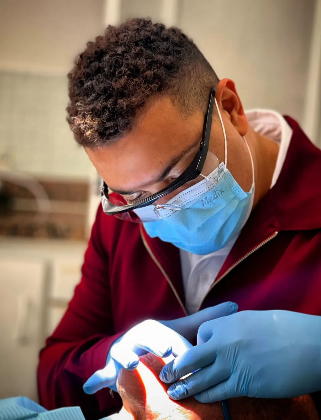 Dr. Maicon Santos, especialista em cirurgias odontológicas em Santos