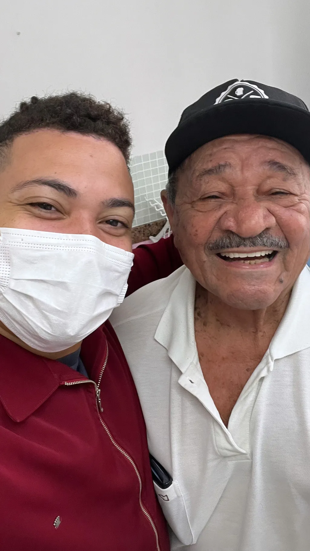 Cirurgião dentista avaliando o tipo ideal de implante para o paciente